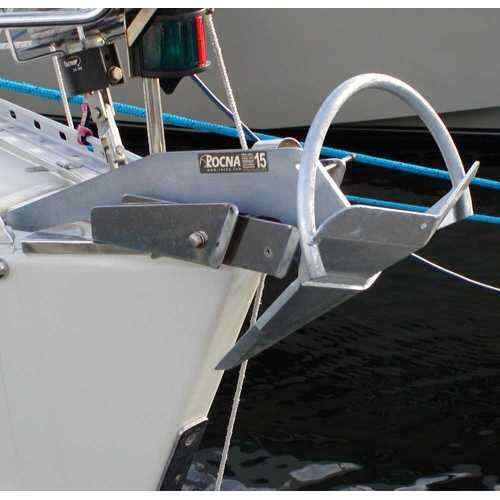 Ancora Rocna in acciaio galvanizzato sul musone dell'imbarcazione